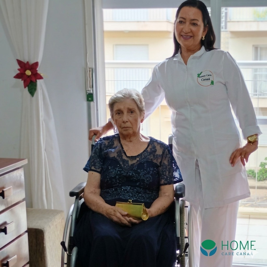 Janete com paciente em cadeira de rodas — Home Care Canaã